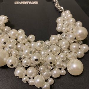 NWT Chunky pearl necklace